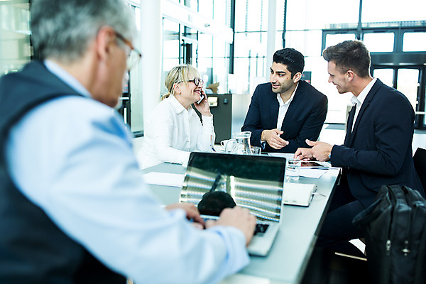 포토 JPG 서양인 응시 여자 남자 중년 50대 회의 실내 대화 사람 앉기 여러명 상반신 20대 성인 옆모습 뒷모습 30대 노트북 스마트폰 업무 비즈니스맨 비즈니스우먼 동료 리더 팀장 국내포토 외국인 시선 뷰포인트 다수 비즈니스 관계 모션 말하기 청년 내부 장년 전자제품 핸드폰 스마트기기 작업 직장인 파일형식