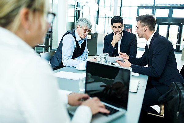 포토 JPG 서양인 응시 여자 남자 중년 50대 회의 실내 대화 사람 앉기 손짓 여러명 상반신 20대 성인 앞모습 옆모습 뒷모습 30대 노트북 태블릿 업무 비즈니스맨 비즈니스우먼 동료 리더 팀장 국내포토 외국인 시선 뷰포인트 다수 비즈니스 관계 모션 말하기 청년 내부 장년 전자제품 스마트기기 작업 직장인 파일형식