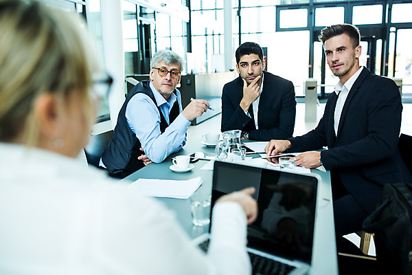 포토 JPG 서양인 응시 여자 남자 중년 50대 회의 실내 사람 앉기 손짓 여러명 상반신 20대 성인 앞모습 옆모습 뒷모습 30대 노트북 가리킴 업무 비즈니스맨 비즈니스우먼 동료 리더 팀장 국내포토 외국인 시선 뷰포인트 다수 비즈니스 관계 모션 청년 내부 장년 전자제품 작업 직장인 파일형식