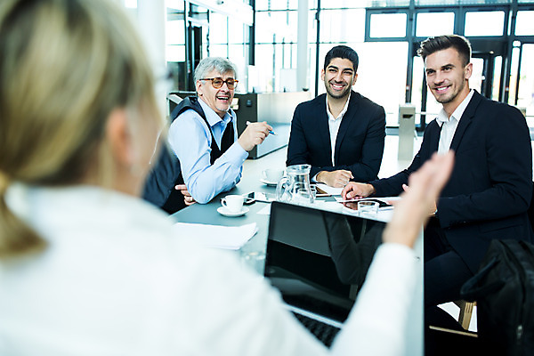 포토 JPG 서양인 응시 여자 남자 중년 50대 회의 실내 미소 사람 앉기 손짓 여러명 상반신 20대 성인 앞모습 옆모습 뒷모습 30대 노트북 업무 비즈니스맨 비즈니스우먼 동료 리더 팀장 국내포토 외국인 시선 뷰포인트 다수 비즈니스 관계 모션 표정 청년 내부 장년 전자제품 작업 직장인 파일형식