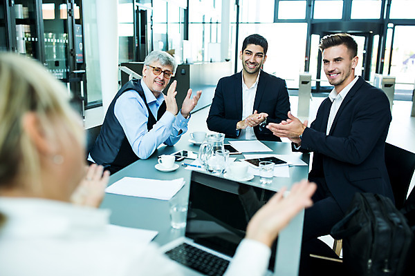 포토 JPG 서양인 응시 여자 남자 중년 50대 회의 실내 미소 사람 앉기 여러명 상반신 20대 성인 앞모습 옆모습 뒷모습 30대 노트북 업무 비즈니스맨 비즈니스우먼 박수 동료 리더 팀장 국내포토 외국인 시선 뷰포인트 다수 비즈니스 관계 모션 표정 손짓 청년 내부 장년 전자제품 작업 직장인 파일형식