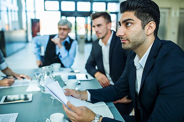 포토 JPG 서양인 응시 남자 중년 50대 회의 실내 들기 사람 앉기 상반신 20대 성인 앞모습 옆모습 세명 30대 자료 업무 비즈니스맨 발표 동료 문서 남자만 국내포토 외국인 시선 뷰포인트 비즈니스 관계 모션 청년 내부 장년 작업 직장인 파일형식