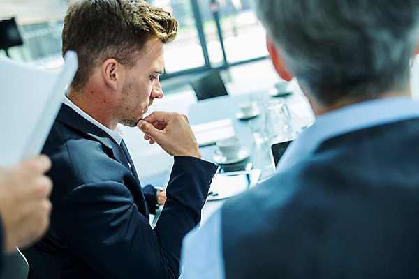 포토 JPG 서양인 손 응시 남자 중년 50대 회의 실내 사람 앉기 손짓 상반신 20대 성인 두명 옆모습 뒷모습 신체부위 30대 자료 업무 비즈니스맨 발표 동료 문서 남자만 국내포토 외국인 시선 뷰포인트 비즈니스 관계 모션 청년 내부 장년 작업 직장인 파일형식