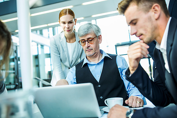 포토 JPG 서양인 응시 여자 남자 중년 50대 회의 실내 서기 사람 앉기 여러명 상반신 20대 성인 앞모습 옆모습 30대 노트북 자료 업무 비즈니스맨 비즈니스우먼 동료 리더 팀장 국내포토 외국인 시선 뷰포인트 다수 비즈니스 관계 모션 청년 내부 장년 전자제품 작업 직장인 파일형식