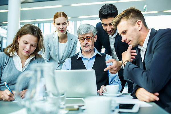 포토 JPG 서양인 응시 여자 남자 중년 50대 회의 실내 서기 사람 앉기 손짓 여러명 상반신 20대 성인 앞모습 옆모습 30대 노트북 자료 가리킴 업무 비즈니스맨 비즈니스우먼 동료 리더 팀장 국내포토 외국인 시선 뷰포인트 다수 비즈니스 관계 모션 청년 내부 장년 전자제품 작업 직장인 파일형식