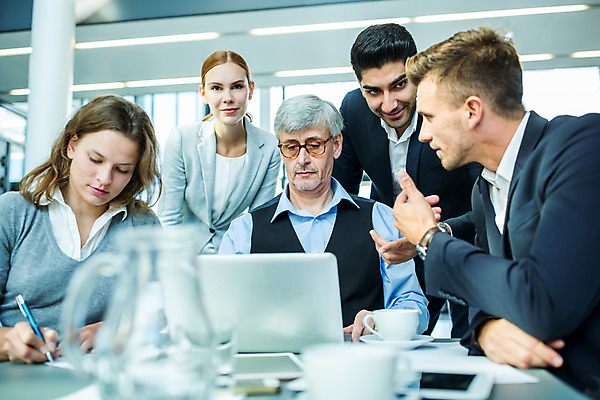 포토 JPG 서양인 응시 여자 남자 중년 50대 회의 실내 서기 미소 사람 앉기 손짓 여러명 상반신 20대 성인 앞모습 옆모습 30대 노트북 자료 가리킴 업무 비즈니스맨 비즈니스우먼 동료 리더 팀장 국내포토 외국인 시선 뷰포인트 다수 비즈니스 관계 모션 표정 청년 내부 장년 전자제품 작업 직장인 파일형식
