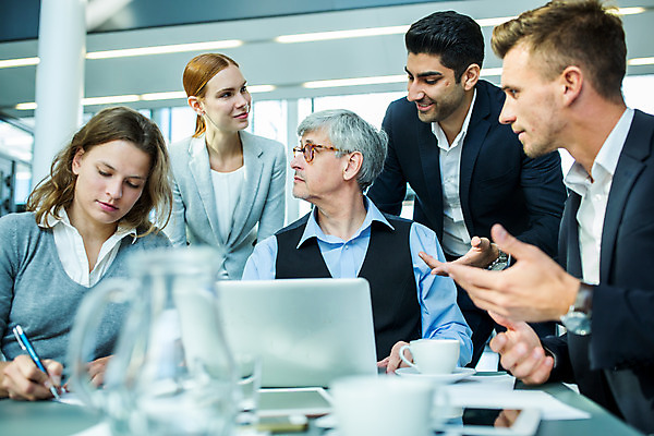 포토 JPG 서양인 응시 여자 남자 중년 50대 회의 실내 서기 미소 사람 앉기 손짓 여러명 상반신 20대 성인 앞모습 옆모습 30대 노트북 자료 업무 비즈니스맨 비즈니스우먼 동료 리더 팀장 국내포토 외국인 시선 뷰포인트 다수 비즈니스 관계 모션 표정 청년 내부 장년 전자제품 작업 직장인 파일형식