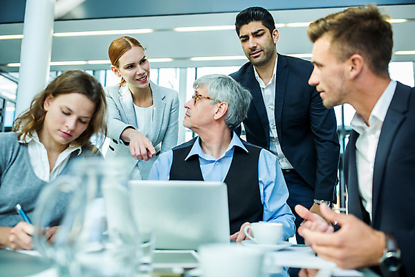포토 JPG 서양인 응시 여자 남자 중년 50대 회의 실내 서기 미소 사람 앉기 손짓 여러명 상반신 20대 성인 앞모습 옆모습 30대 노트북 자료 가리킴 업무 비즈니스맨 비즈니스우먼 동료 리더 팀장 국내포토 외국인 시선 뷰포인트 다수 비즈니스 관계 모션 표정 청년 내부 장년 전자제품 작업 직장인 파일형식