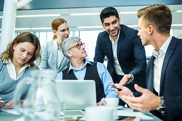 포토 JPG 서양인 응시 여자 남자 중년 50대 회의 실내 서기 미소 사람 앉기 손짓 여러명 상반신 20대 성인 앞모습 옆모습 30대 노트북 자료 가리킴 업무 비즈니스맨 비즈니스우먼 동료 리더 팀장 국내포토 외국인 시선 뷰포인트 다수 비즈니스 관계 모션 표정 청년 내부 장년 전자제품 작업 직장인 파일형식