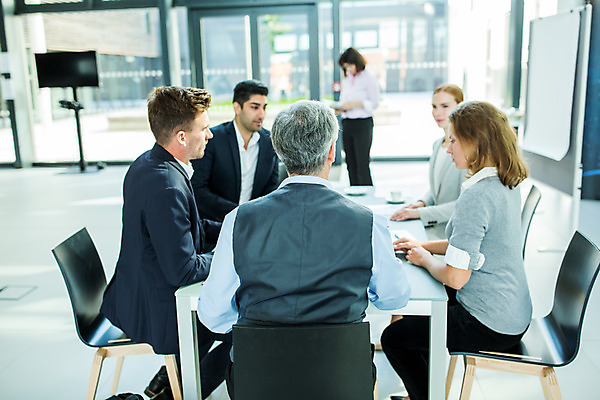 포토 JPG 서양인 응시 여자 남자 중년 50대 회의 실내 서기 사람 앉기 여러명 상반신 20대 성인 옆모습 뒷모습 30대 자료 업무 비즈니스맨 비즈니스우먼 동료 국내포토 외국인 시선 뷰포인트 다수 비즈니스 관계 모션 청년 내부 장년 작업 직장인 파일형식