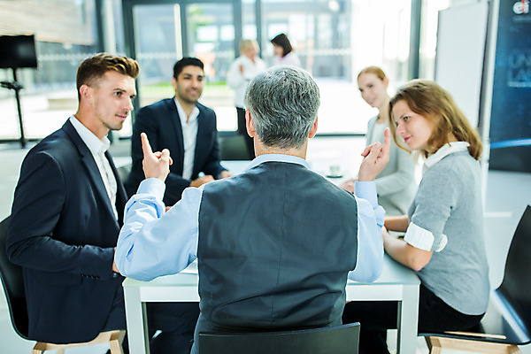 포토 JPG 서양인 응시 여자 남자 중년 50대 회의 실내 서기 사람 앉기 손짓 여러명 상반신 20대 성인 옆모습 뒷모습 30대 업무 비즈니스맨 비즈니스우먼 동료 국내포토 외국인 시선 뷰포인트 다수 비즈니스 관계 모션 청년 내부 장년 작업 직장인 파일형식