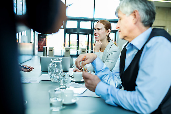 포토 JPG 서양인 응시 여자 남자 중년 50대 회의 실내 미소 사람 앉기 상반신 20대 성인 두명 옆모습 30대 업무 비즈니스맨 비즈니스우먼 동료 국내포토 외국인 시선 뷰포인트 비즈니스 관계 모션 표정 청년 내부 장년 작업 직장인 파일형식