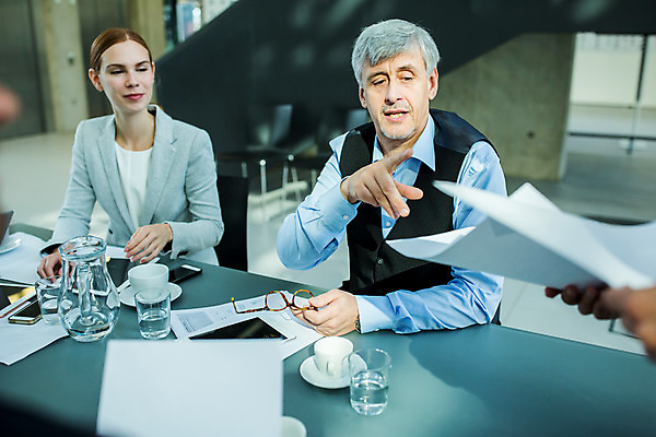 포토 JPG 서양인 응시 여자 남자 중년 50대 회의 실내 미소 들기 사람 앉기 손짓 상반신 20대 성인 두명 앞모습 30대 가리킴 업무 비즈니스맨 비즈니스우먼 동료 문서 국내포토 외국인 시선 뷰포인트 비즈니스 관계 모션 표정 청년 내부 장년 작업 직장인 파일형식