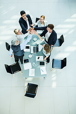 포토 JPG 전신 서양인 응시 여자 남자 중년 50대 회의 실내 서기 미소 사람 손짓 여러명 20대 성인 30대 하이앵글 파이팅 업무 비즈니스맨 비즈니스우먼 동료 손모으기 국내포토 외국인 시선 뷰포인트 다수 비즈니스 관계 모션 표정 청년 내부 장년 작업 직장인 파일형식