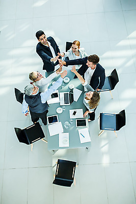 포토 JPG 전신 서양인 응시 여자 남자 중년 50대 회의 실내 서기 미소 사람 손짓 여러명 20대 성인 30대 하이앵글 파이팅 업무 비즈니스맨 비즈니스우먼 동료 손모으기 국내포토 외국인 시선 뷰포인트 다수 비즈니스 관계 모션 표정 청년 내부 장년 작업 직장인 파일형식