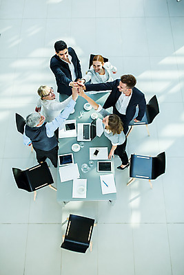 포토 JPG 전신 서양인 응시 여자 남자 중년 50대 회의 실내 서기 미소 사람 손짓 여러명 20대 성인 30대 하이앵글 파이팅 업무 비즈니스맨 비즈니스우먼 동료 손모으기 국내포토 외국인 시선 뷰포인트 다수 비즈니스 관계 모션 표정 청년 내부 장년 작업 직장인 파일형식