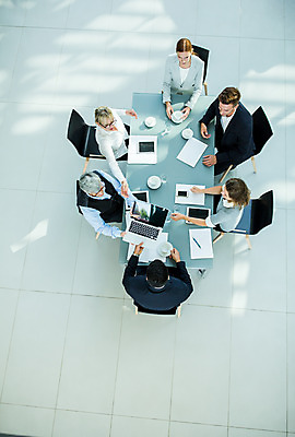 포토 JPG 서양인 응시 여자 남자 중년 50대 회의 실내 사람 앉기 손짓 여러명 상반신 20대 성인 30대 하이앵글 업무 비즈니스맨 비즈니스우먼 동료 국내포토 외국인 시선 뷰포인트 다수 비즈니스 관계 모션 청년 내부 장년 작업 직장인 파일형식