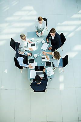 포토 JPG 서양인 응시 여자 남자 중년 50대 회의 실내 사람 앉기 손짓 여러명 상반신 20대 성인 30대 하이앵글 업무 비즈니스맨 비즈니스우먼 동료 국내포토 외국인 시선 뷰포인트 다수 비즈니스 관계 모션 청년 내부 장년 작업 직장인 파일형식