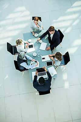 포토 JPG 서양인 응시 여자 남자 중년 50대 회의 실내 사람 앉기 손짓 여러명 상반신 20대 성인 30대 하이앵글 업무 비즈니스맨 비즈니스우먼 동료 국내포토 외국인 시선 뷰포인트 다수 비즈니스 관계 모션 청년 내부 장년 작업 직장인 파일형식