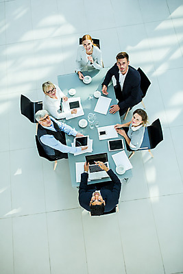 포토 JPG 서양인 응시 여자 남자 중년 50대 회의 실내 미소 사람 앉기 여러명 상반신 20대 성인 30대 하이앵글 올려보기 업무 비즈니스맨 비즈니스우먼 동료 국내포토 외국인 시선 뷰포인트 다수 비즈니스 관계 모션 표정 청년 내부 장년 작업 직장인 파일형식