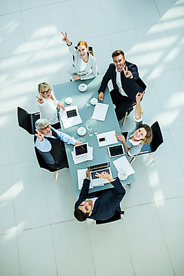 포토 JPG 서양인 응시 여자 남자 중년 50대 포즈 회의 실내 미소 사람 앉기 손짓 여러명 상반신 20대 성인 30대 하이앵글 손들기 올려보기 업무 비즈니스맨 비즈니스우먼 동료 브이 국내포토 외국인 시선 뷰포인트 다수 비즈니스 관계 모션 표정 청년 내부 장년 작업 직장인 파일형식