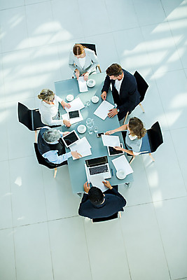 포토 JPG 서양인 응시 여자 남자 중년 50대 회의 실내 사람 앉기 손짓 여러명 상반신 20대 성인 30대 하이앵글 업무 비즈니스맨 비즈니스우먼 동료 국내포토 외국인 시선 뷰포인트 다수 비즈니스 관계 모션 청년 내부 장년 작업 직장인 파일형식