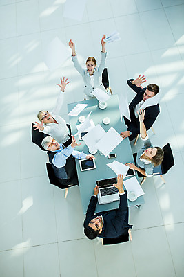 포토 JPG 서양인 응시 여자 남자 종이 중년 50대 회의 실내 미소 사람 앉기 여러명 상반신 20대 성인 30대 하이앵글 손들기 올려보기 업무 비즈니스맨 비즈니스우먼 던지기 동료 손뻗기 국내포토 외국인 시선 뷰포인트 다수 비즈니스 관계 모션 표정 청년 내부 장년 작업 직장인 파일형식