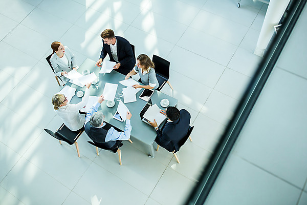 포토 JPG 서양인 응시 여자 남자 중년 50대 회의 실내 사람 앉기 손짓 여러명 상반신 20대 성인 30대 하이앵글 업무 비즈니스맨 비즈니스우먼 동료 국내포토 외국인 시선 뷰포인트 다수 비즈니스 관계 모션 청년 내부 장년 작업 직장인 파일형식