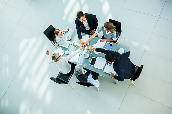 포토 JPG 전신 서양인 응시 여자 남자 중년 50대 회의 실내 서기 미소 사람 앉기 손짓 여러명 20대 성인 30대 하이앵글 파이팅 업무 비즈니스맨 비즈니스우먼 동료 손모으기 국내포토 외국인 시선 뷰포인트 다수 비즈니스 관계 모션 표정 청년 내부 장년 작업 직장인 파일형식