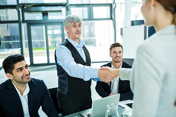 포토 JPG 서양인 응시 여자 남자 중년 50대 회의 악수 실내 서기 미소 사람 앉기 손짓 여러명 상반신 20대 성인 앞모습 옆모습 30대 올려보기 업무 비즈니스맨 비즈니스우먼 동료 국내포토 외국인 시선 뷰포인트 다수 비즈니스 관계 모션 표정 청년 내부 장년 작업 직장인 파일형식