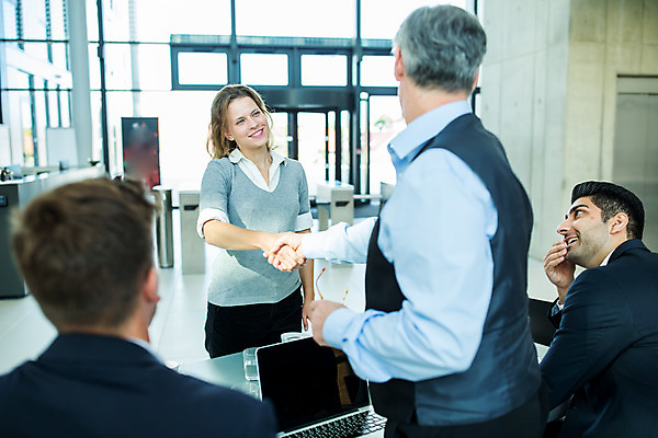 포토 JPG 서양인 응시 여자 남자 중년 50대 회의 악수 실내 서기 미소 사람 앉기 손짓 여러명 상반신 20대 성인 앞모습 옆모습 뒷모습 30대 업무 비즈니스맨 비즈니스우먼 동료 국내포토 외국인 시선 뷰포인트 다수 비즈니스 관계 모션 표정 청년 내부 장년 작업 직장인 파일형식
