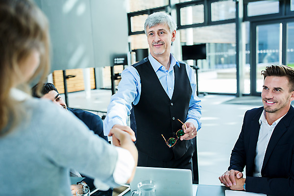 포토 JPG 서양인 응시 여자 남자 중년 50대 회의 악수 실내 서기 미소 사람 앉기 손짓 여러명 상반신 20대 성인 앞모습 옆모습 뒷모습 30대 업무 비즈니스맨 비즈니스우먼 동료 국내포토 외국인 시선 뷰포인트 다수 비즈니스 관계 모션 표정 청년 내부 장년 작업 직장인 파일형식