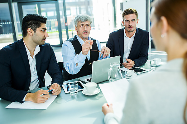 포토 JPG 서양인 응시 여자 남자 중년 50대 회의 실내 사람 앉기 손짓 여러명 상반신 20대 성인 앞모습 옆모습 30대 업무 비즈니스맨 비즈니스우먼 동료 국내포토 외국인 시선 뷰포인트 다수 비즈니스 관계 모션 청년 내부 장년 작업 직장인 파일형식