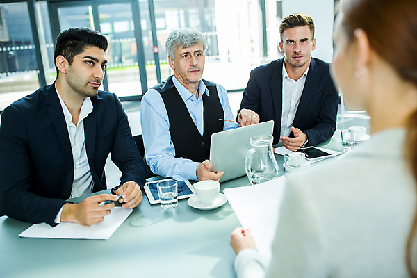 포토 JPG 서양인 응시 여자 남자 중년 50대 회의 실내 사람 앉기 손짓 여러명 상반신 20대 성인 앞모습 옆모습 30대 업무 비즈니스맨 비즈니스우먼 동료 국내포토 외국인 시선 뷰포인트 다수 비즈니스 관계 모션 청년 내부 장년 작업 직장인 파일형식