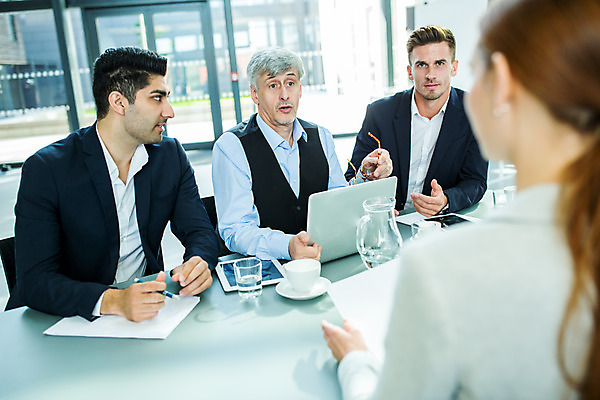 포토 JPG 서양인 응시 여자 남자 중년 50대 회의 실내 사람 앉기 손짓 여러명 상반신 20대 성인 앞모습 옆모습 30대 업무 비즈니스맨 비즈니스우먼 동료 국내포토 외국인 시선 뷰포인트 다수 비즈니스 관계 모션 청년 내부 장년 작업 직장인 파일형식