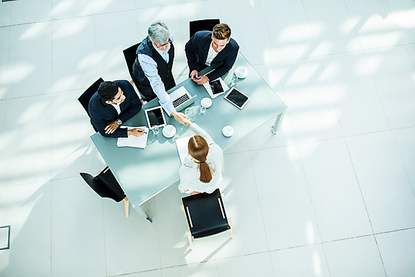 포토 JPG 서양인 응시 여자 남자 중년 50대 회의 악수 실내 서기 사람 앉기 여러명 상반신 20대 성인 30대 하이앵글 업무 비즈니스맨 비즈니스우먼 동료 국내포토 외국인 시선 뷰포인트 다수 비즈니스 관계 모션 손짓 청년 내부 장년 작업 직장인 파일형식