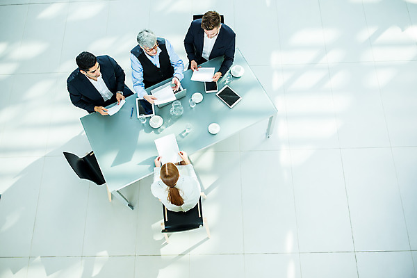 포토 JPG 서양인 응시 여자 남자 중년 50대 회의 실내 사람 앉기 여러명 상반신 20대 성인 30대 하이앵글 자료 업무 비즈니스맨 비즈니스우먼 동료 국내포토 외국인 시선 뷰포인트 다수 비즈니스 관계 모션 청년 내부 장년 작업 직장인 파일형식