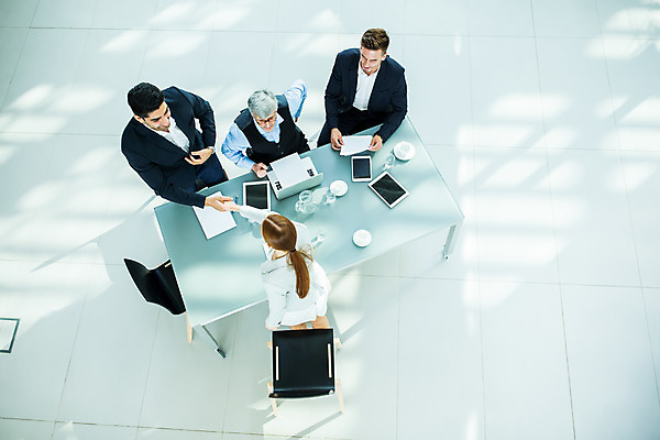 포토 JPG 서양인 응시 여자 남자 중년 50대 회의 악수 실내 서기 사람 앉기 여러명 상반신 20대 성인 30대 하이앵글 업무 비즈니스맨 비즈니스우먼 동료 국내포토 외국인 시선 뷰포인트 다수 비즈니스 관계 모션 손짓 청년 내부 장년 작업 직장인 파일형식