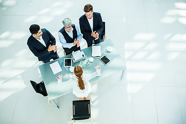 포토 JPG 서양인 응시 여자 남자 중년 50대 회의 실내 서기 사람 손짓 여러명 상반신 20대 성인 30대 하이앵글 손들기 업무 비즈니스맨 비즈니스우먼 박수 동료 국내포토 외국인 시선 뷰포인트 다수 비즈니스 관계 모션 청년 내부 장년 작업 직장인 파일형식