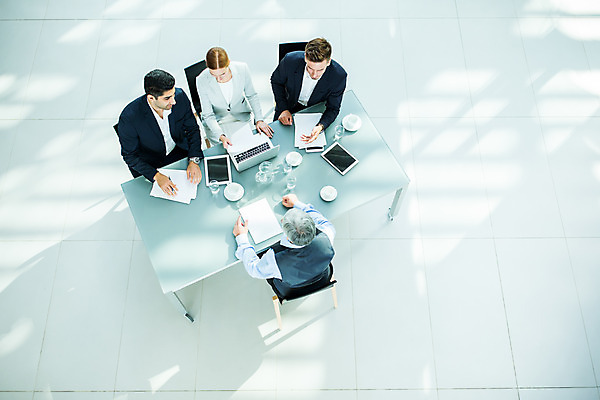 포토 JPG 서양인 응시 여자 남자 중년 50대 회의 실내 사람 앉기 여러명 상반신 20대 성인 30대 하이앵글 자료 업무 비즈니스맨 비즈니스우먼 동료 국내포토 외국인 시선 뷰포인트 다수 비즈니스 관계 모션 청년 내부 장년 작업 직장인 파일형식