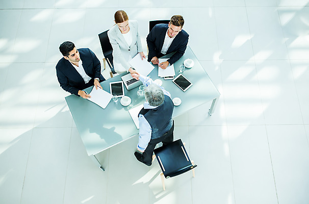 포토 JPG 서양인 응시 여자 남자 중년 50대 회의 악수 실내 서기 미소 사람 앉기 여러명 상반신 20대 성인 30대 하이앵글 업무 비즈니스맨 비즈니스우먼 동료 국내포토 외국인 시선 뷰포인트 다수 비즈니스 관계 모션 표정 손짓 청년 내부 장년 작업 직장인 파일형식