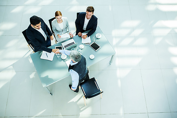 포토 JPG 서양인 응시 여자 남자 중년 50대 회의 악수 실내 서기 미소 사람 앉기 여러명 상반신 20대 성인 30대 하이앵글 업무 비즈니스맨 비즈니스우먼 동료 국내포토 외국인 시선 뷰포인트 다수 비즈니스 관계 모션 표정 손짓 청년 내부 장년 작업 직장인 파일형식