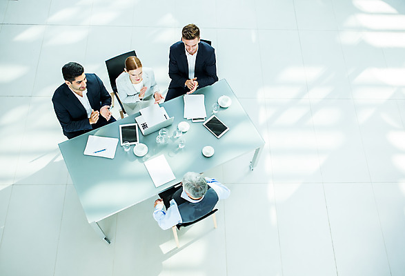 포토 JPG 서양인 응시 여자 남자 중년 50대 회의 실내 미소 사람 앉기 여러명 상반신 20대 성인 30대 하이앵글 업무 비즈니스맨 비즈니스우먼 박수 동료 국내포토 외국인 시선 뷰포인트 다수 비즈니스 관계 모션 표정 손짓 청년 내부 장년 작업 직장인 파일형식