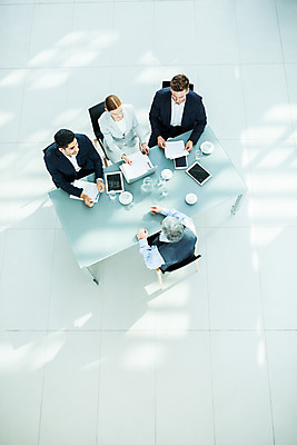 포토 JPG 서양인 응시 여자 남자 중년 50대 회의 실내 사람 앉기 여러명 상반신 20대 성인 30대 하이앵글 자료 업무 비즈니스맨 비즈니스우먼 동료 국내포토 외국인 시선 뷰포인트 다수 비즈니스 관계 모션 청년 내부 장년 작업 직장인 파일형식