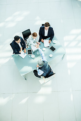 포토 JPG 서양인 응시 여자 남자 중년 50대 회의 실내 사람 앉기 여러명 상반신 20대 성인 30대 하이앵글 업무 비즈니스맨 비즈니스우먼 동료 하이파이브 손모으기 국내포토 외국인 시선 뷰포인트 다수 비즈니스 관계 모션 손짓 청년 내부 장년 작업 직장인 파일형식