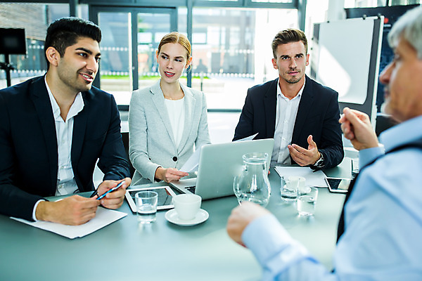 포토 JPG 서양인 응시 여자 남자 중년 50대 회의 실내 미소 사람 앉기 손짓 여러명 상반신 20대 성인 앞모습 옆모습 30대 자료 업무 비즈니스맨 비즈니스우먼 동료 국내포토 외국인 시선 뷰포인트 다수 비즈니스 관계 모션 표정 청년 내부 장년 작업 직장인 파일형식