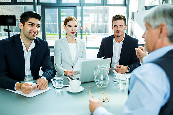 포토 JPG 서양인 응시 여자 남자 중년 50대 회의 실내 미소 사람 앉기 손짓 여러명 상반신 20대 성인 앞모습 옆모습 30대 자료 업무 비즈니스맨 비즈니스우먼 동료 국내포토 외국인 시선 뷰포인트 다수 비즈니스 관계 모션 표정 청년 내부 장년 작업 직장인 파일형식