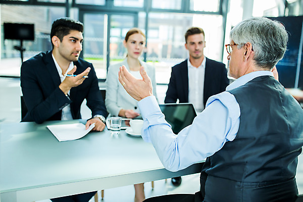 포토 JPG 서양인 응시 여자 남자 중년 50대 회의 실내 사람 앉기 손짓 여러명 상반신 20대 성인 앞모습 옆모습 30대 자료 업무 비즈니스맨 비즈니스우먼 동료 국내포토 외국인 시선 뷰포인트 다수 비즈니스 관계 모션 청년 내부 장년 작업 직장인 파일형식