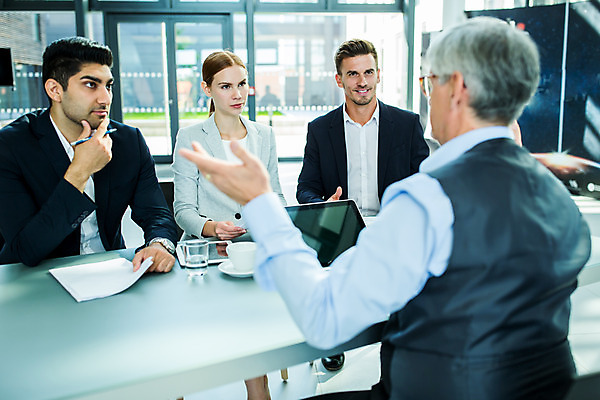 포토 JPG 서양인 응시 여자 남자 중년 50대 회의 실내 사람 앉기 손짓 여러명 상반신 20대 성인 앞모습 옆모습 30대 자료 업무 비즈니스맨 비즈니스우먼 동료 국내포토 외국인 시선 뷰포인트 다수 비즈니스 관계 모션 청년 내부 장년 작업 직장인 파일형식