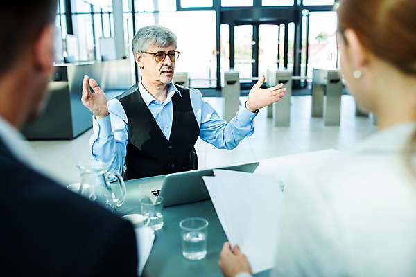 포토 JPG 서양인 응시 여자 남자 중년 50대 회의 실내 설명 사람 앉기 손짓 상반신 20대 성인 앞모습 뒷모습 세명 30대 손들기 자료 업무 비즈니스맨 비즈니스우먼 동료 국내포토 외국인 시선 뷰포인트 비즈니스 관계 모션 청년 내부 장년 작업 직장인 파일형식